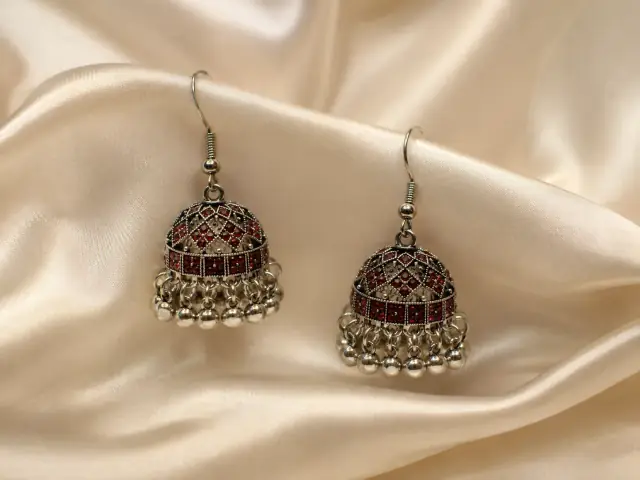 Surkh Ada Jhumka